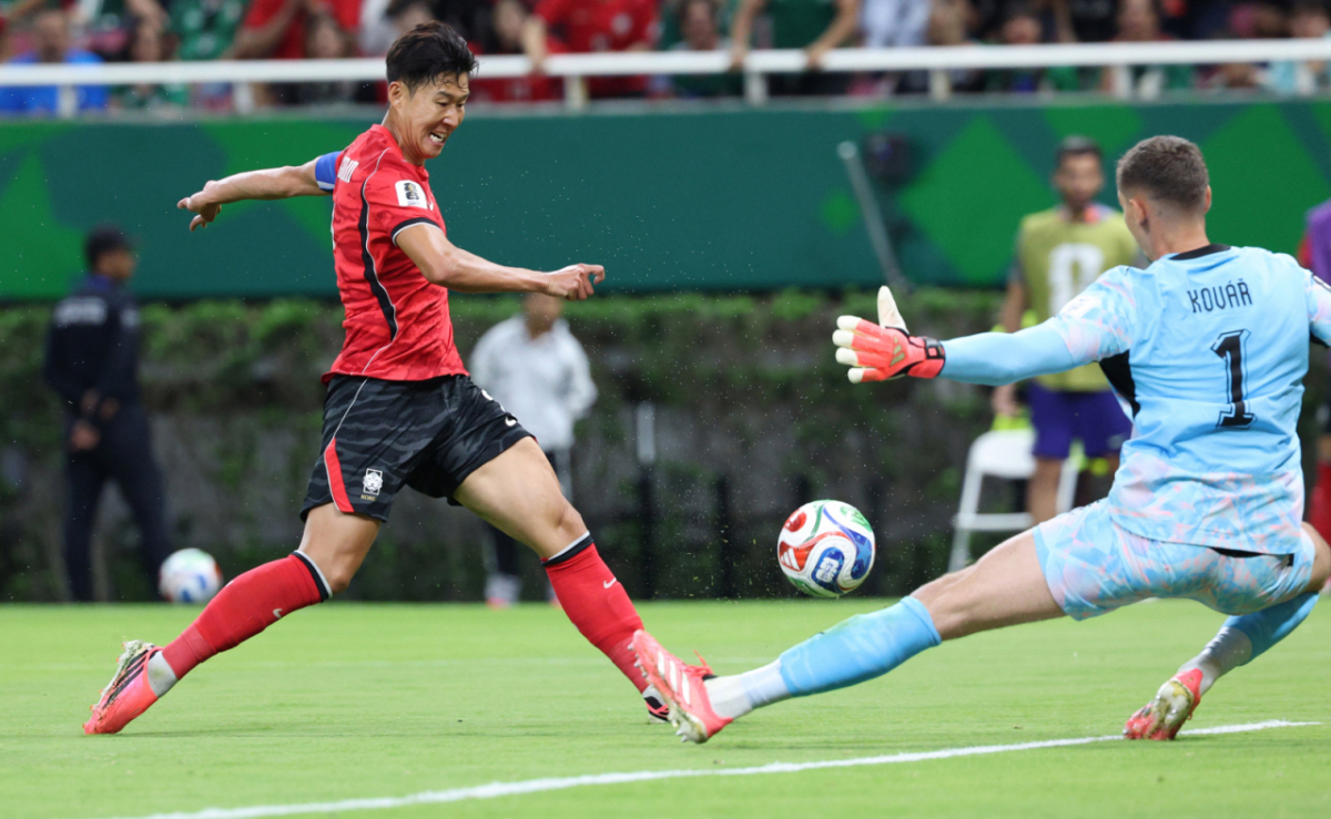 2026 북중미월드컵 A조 예선 대한민국-체코전이 12일(한국 시간) 멕시코 과달라하라 에스타디오 아크론에서 열렸다. 손흥민이 체코 골키퍼 마테아와 일대일 상황에서 슈팅을 날리고 있다. /사진=김진경 kim.jinkyung@