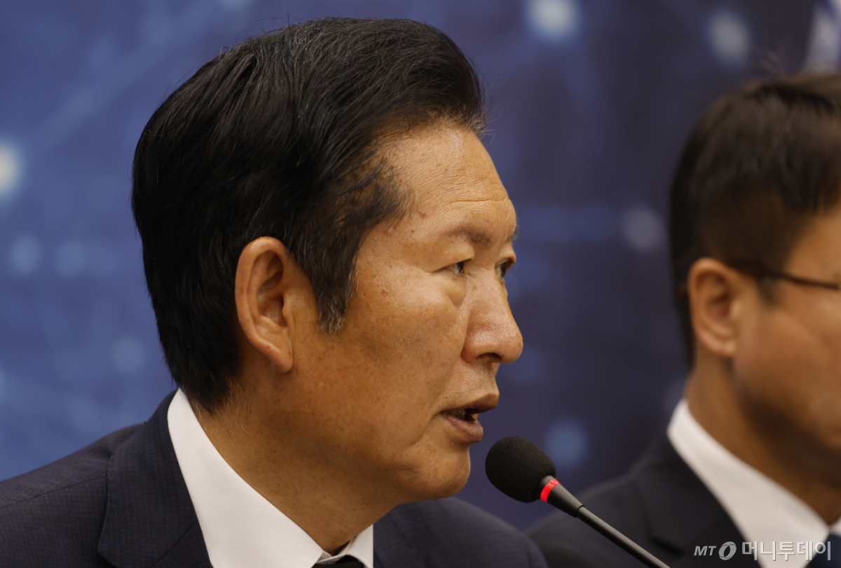 (광주=뉴스1) 김태성 기자 = 정청래 더불어민주당 대표가 12일 오전 광주시 김대중컨벤션센터에서 열린 민주당 전남광주현장 최고위원회의에서 모두발언을 하고 있다. 2026.6.12/뉴스1 Copyright © 뉴스1. All rights reserved. 무단 전재 및 재배포, AI학습 이용 금지. /사진=(광주=뉴스1) 김태성 기자