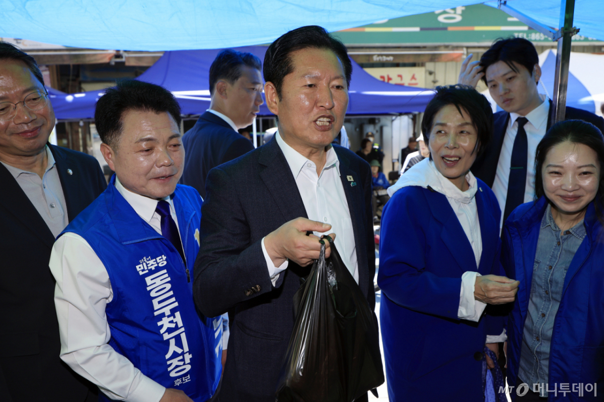 (동두천=뉴스1) 박정호 기자 = 정청래 더불어민주당 대표가 5일 경기도 동두천시 중앙로 동두천큰시장에 이인규 동두천시장 후보, 최민희 의원 등과 함께 방문해 상인들과 인사를 나누고 있다. 2026.5.5/뉴스1 Copyright © 뉴스1. All rights reserved. 무단 전재 및 재배포, AI학습 이용 금지. /사진=(동두천=뉴스1) 박정호 기자