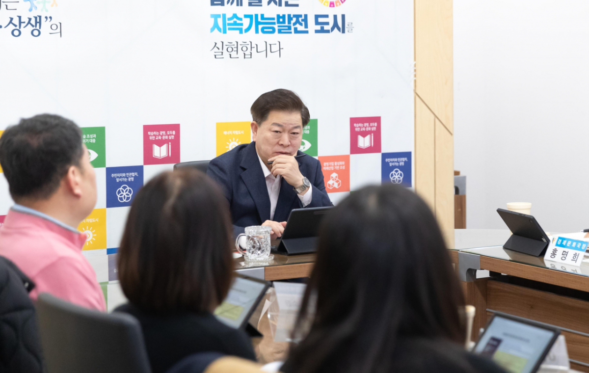박승원 시장이 지난해 12월 '지역공동체 자산화 정책 자문 워크숍'에 참석해 전문가 의견을 듣고 있다./사진제공=광명시
