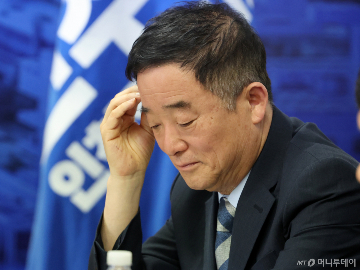 (인천=뉴스1) 황기선 기자 = 강득구 더불어민주당 최고위원이 24일 오전 인천 연수구 정지열 인천 연수구청장 후보 선거사무소에서 열린 최고위원회의에서 생각에 잠겨있다. 2026.4.24/뉴스1 Copyright © 뉴스1. All rights reserved. 무단 전재 및 재배포, AI학습 이용 금지. /사진=(인천=뉴스1) 황기선 기자
