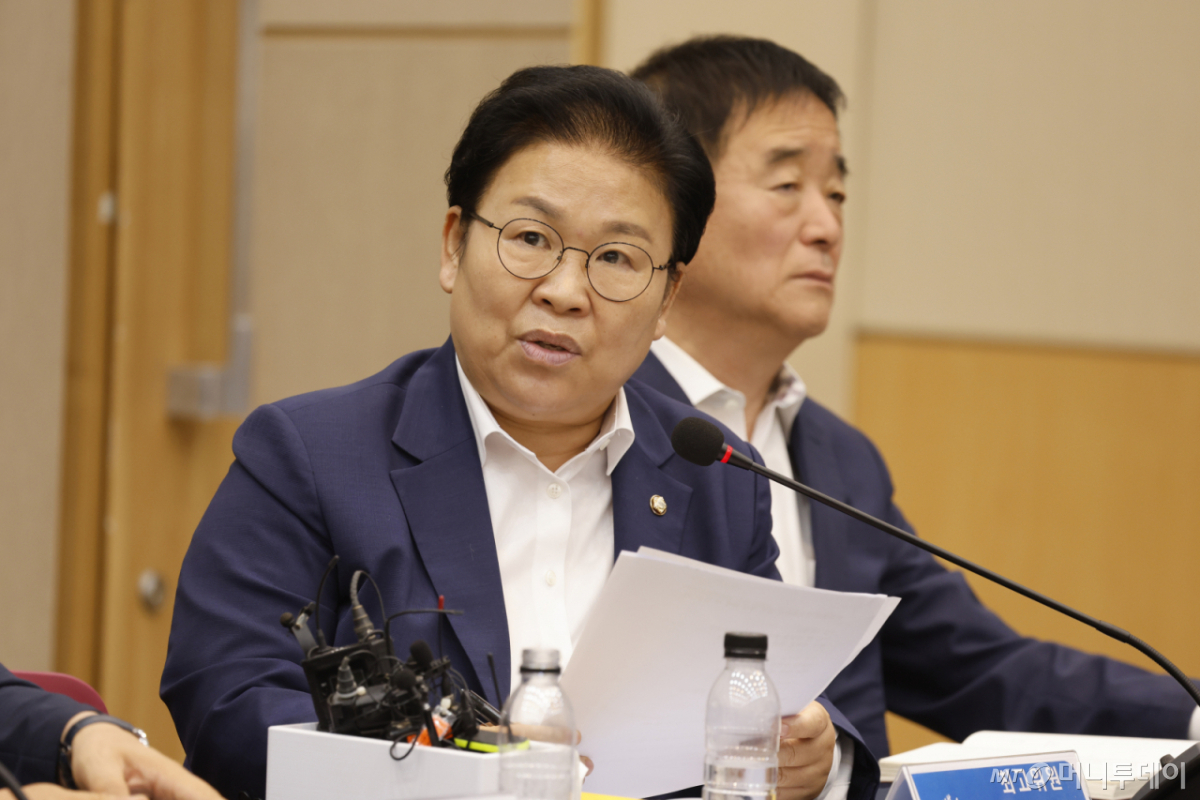 (광주=뉴스1) 김태성 기자 = 문정복 더불어민주당 최고위원이 12일 오전 광주시 김대중컨벤션센터에서 열린 민주당 전남광주현장 최고위원회의에서 발언을 하고 있다. 2026.6.12/뉴스1 Copyright © 뉴스1. All rights reserved. 무단 전재 및 재배포, AI학습 이용 금지. /사진=(광주=뉴스1) 김태성 기자