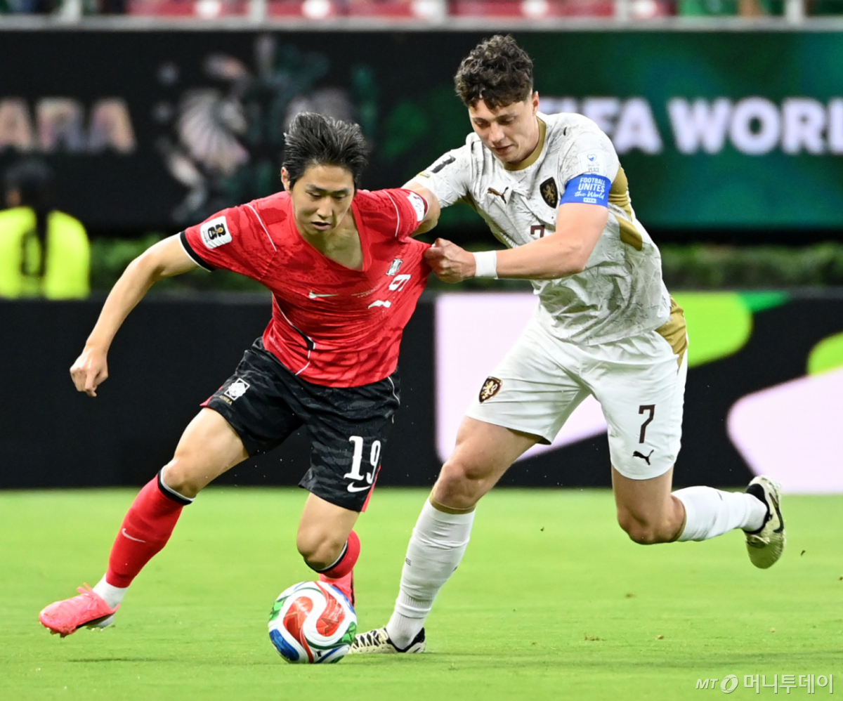 체코와 2026 국제축구연맹(FIFA) 북중미 월드컵 첫 경기를 치르는 홍명보호가 전반 내내 주도권을 쥐며 우세한 경기를 펼쳤다. 사진은 체코전에 나선 이강인이 체코 라디슬라프를 제치고 돌파를 시도하는 모습. /사진=머니투데이 사진 DB