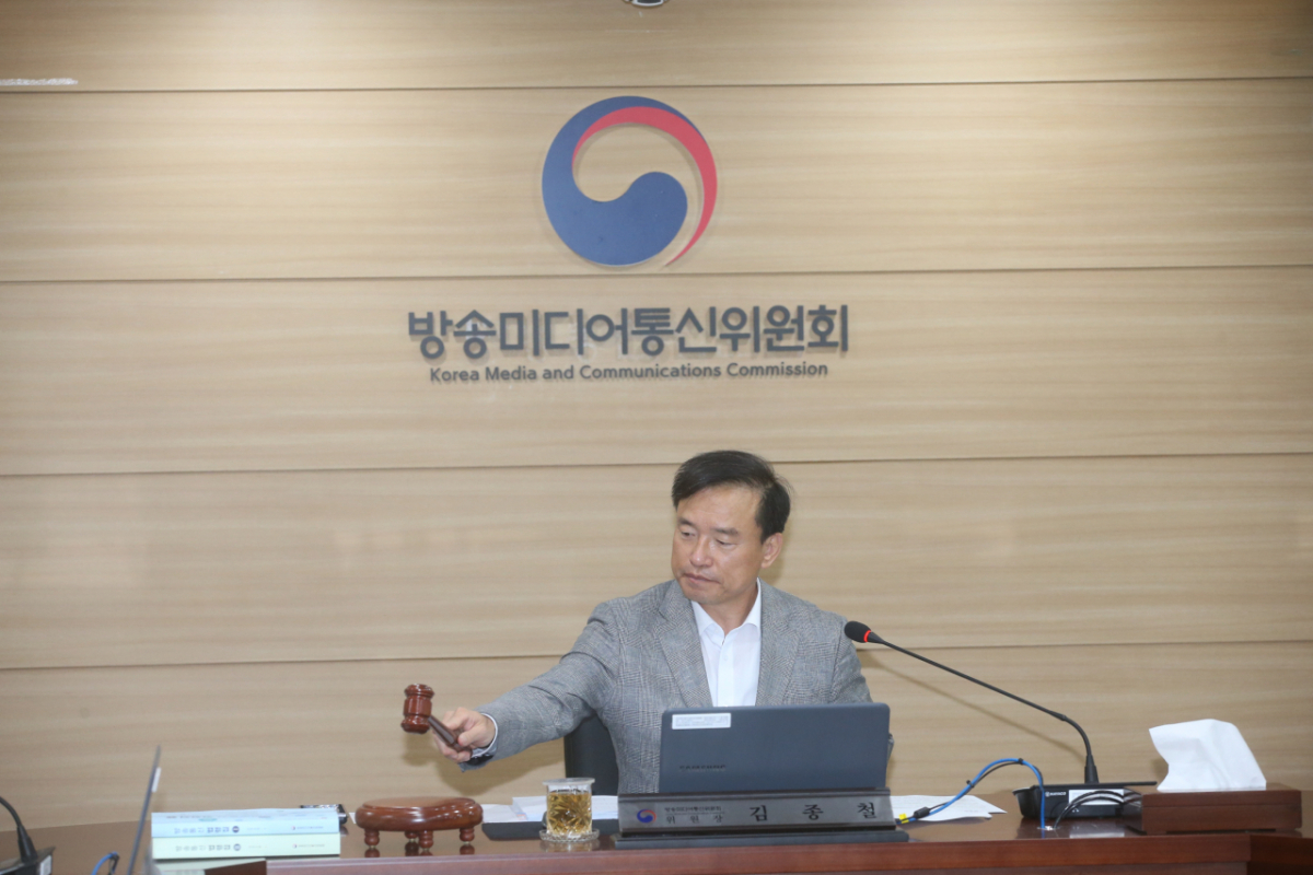 김종철 방송미디어통신위원장이 12일 정부과천청사에서 '2026년 제17차 전체회의'를 진행하고 있다./사진=방송미디어통신위원회