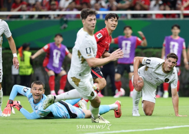 2026 북중미월드컵 A조 예선 대한민국-체코전이 12일(한국 시간) 멕시코 과달라하라 에스타디오 아크론에서 열렸다.  황인범이 체코 골키퍼를 제치는 동점골을 터뜨리고 있다 /사진=김진경 대기자.