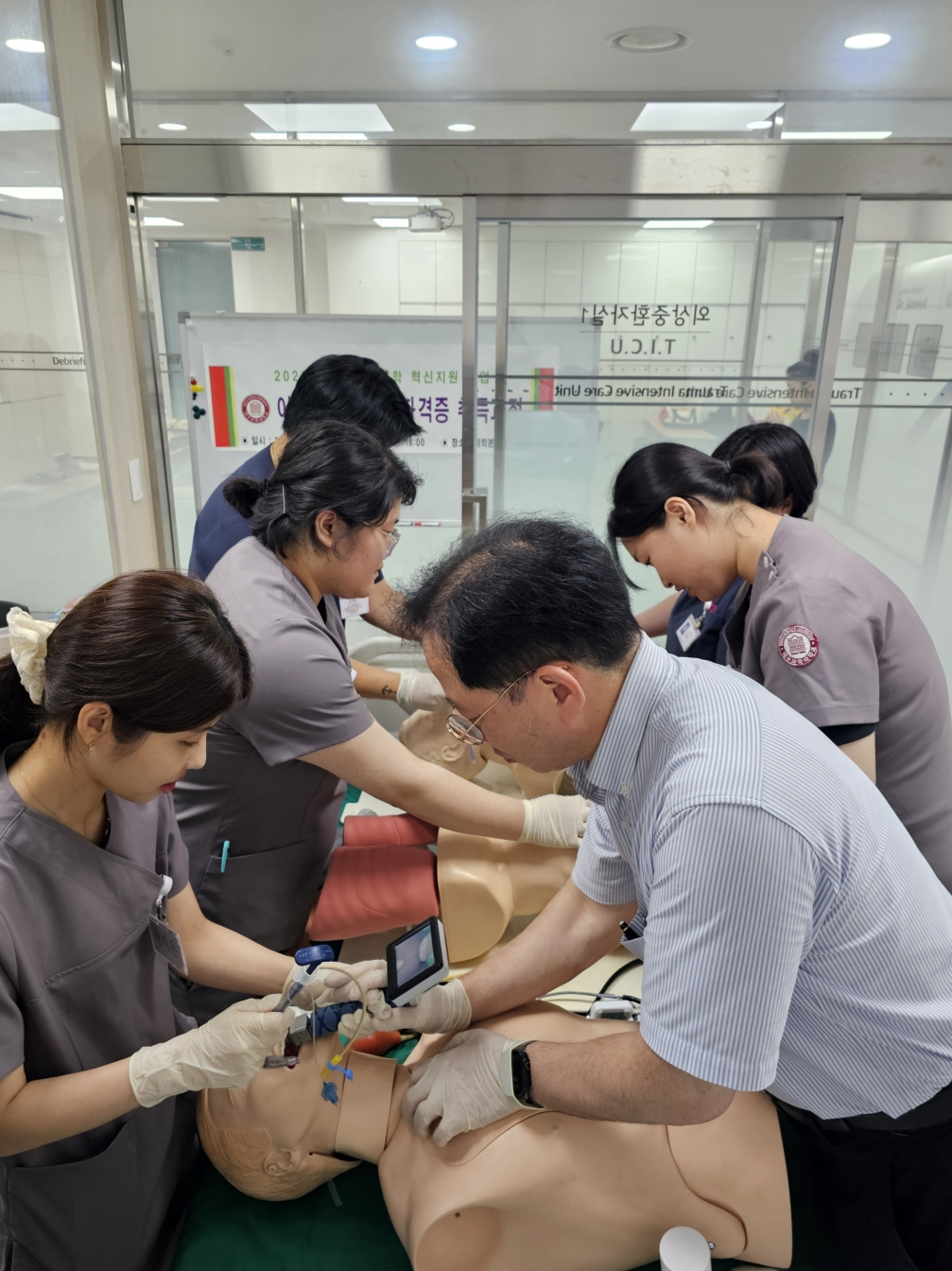 대구과학대 간호학과 학생들이 기도삽관 모형과 비디오후두경을 이용해 기도유지 술기를 실습하고 있다./사진제공=대구과학대