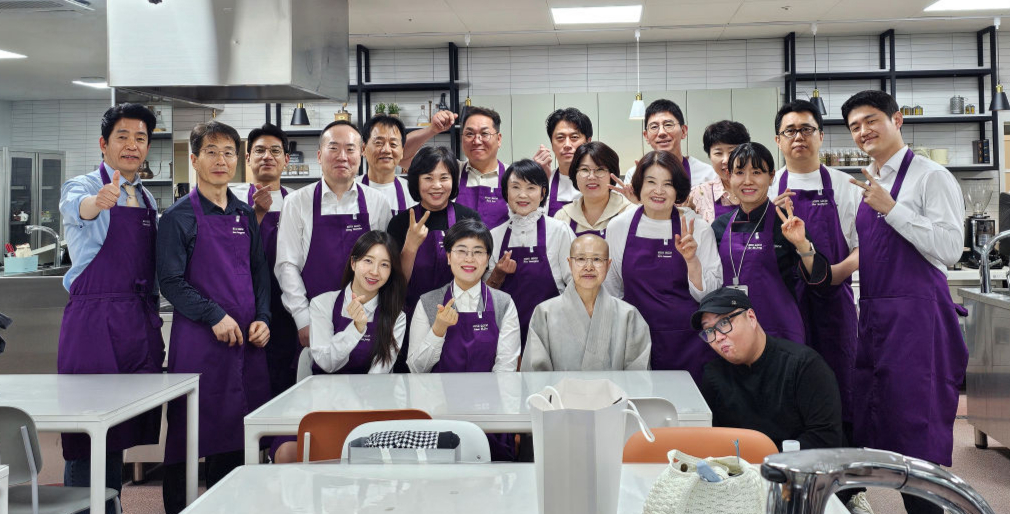 세계가 주목하는 채식 미식을 조명하기 위해 사찰음식 선재스님과 함께 하고 있는 1기 수료생들/사진제공=한양사이버대