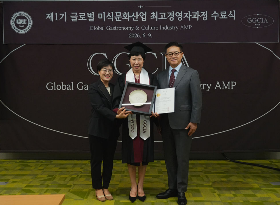 전혜진 한양사이버대 평생교육원장, 김인복 GGCIA 1기 원우회장, 이기정 한양사이버대 총장(왼쪽부터)./사진제공=한양사이버대
