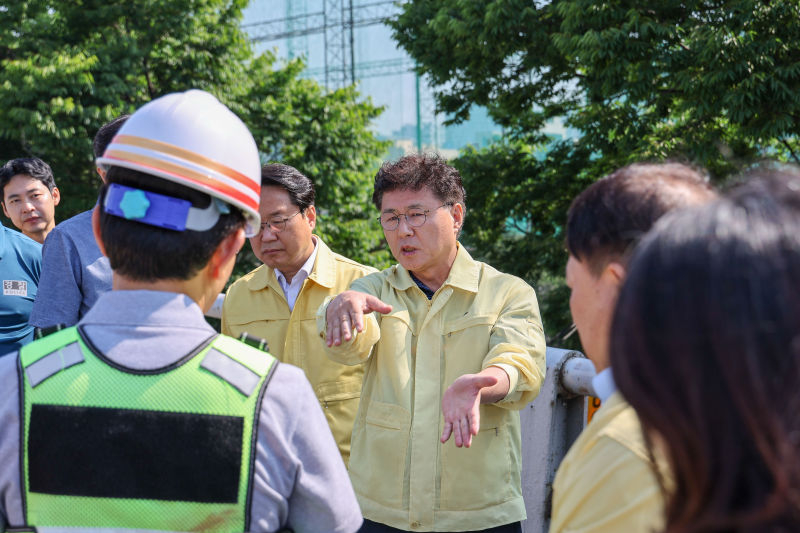 한대희 군포시장 당선인이 금정고가차도 점검을 하고 있다./사진제공=군포시