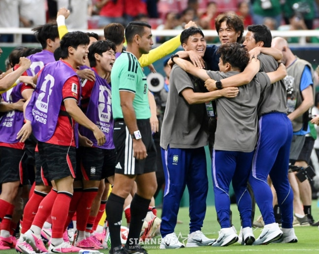 2026 북중미월드컵 A조 예선 대한민국-체코전이 12일(한국 시간) 멕시코 과달라하라 에스타디오 아크론에서 열렸다. 홍명보 감독이 2-1 승리 상황에서 종료 휘슬이 울리자 선수단과 기뻐하고 있다. /사진=김진경 대기자.