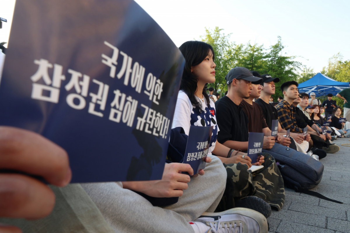 전국 주요 대학 총학생회들이 6·3 지방선거 투표용지 부족사태를 규탄하는 취지의 시국선언을 동시다발로 진행한 10일 서울 연세대학교 신촌캠퍼스 학생회관 앞에서 총학생회 비상대책위원회 등 학생들이 시국선언을 하고 있다./사진=뉴시스