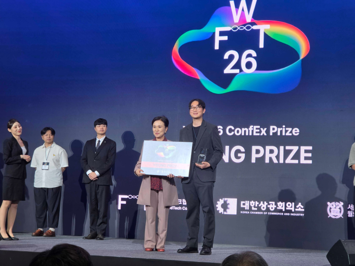 이규화 메타파머스 대표(오른쪽)가 지난 9일 개최된 '월드 푸드테크 2026' 시상식에서 영 프라이즈 상을 을수상한 뒤 강금실 조직위원장과 기념촬영을 하고 있다. /사진제공=메타파머