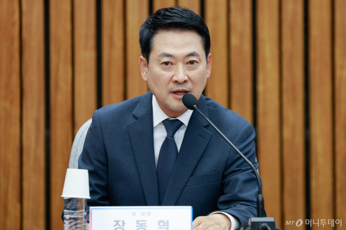 (서울=뉴스1) 안은나 기자 = 장동혁 국민의힘 대표가 10일 오후 서울 여의도 국회에서 열린 '6·3 지방선거 투표용지 부족 사태 관련 국민 참정권 회복을 위한 시국선언 대학생 간담회'에 참석해 인사말을 하고 있다. 2026.6.10/뉴스1 Copyright © 뉴스1. All rights reserved. 무단 전재 및 재배포, AI학습 이용 금지. /사진=(서울=뉴스1) 안은나 기자