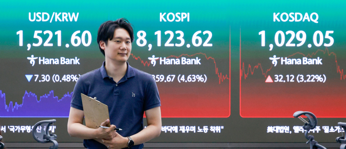 12일 오후 서울 중구 하나은행 본점 딜링룸에 종가가 나오고 있다. 이날 코스피는 전일 종가와 비교해 359.67포인트(4.63%) 상승한 8123.62, 코스닥은 32.12p(3.22%) 오른 1029.05로 마감했다./사진=뉴시스