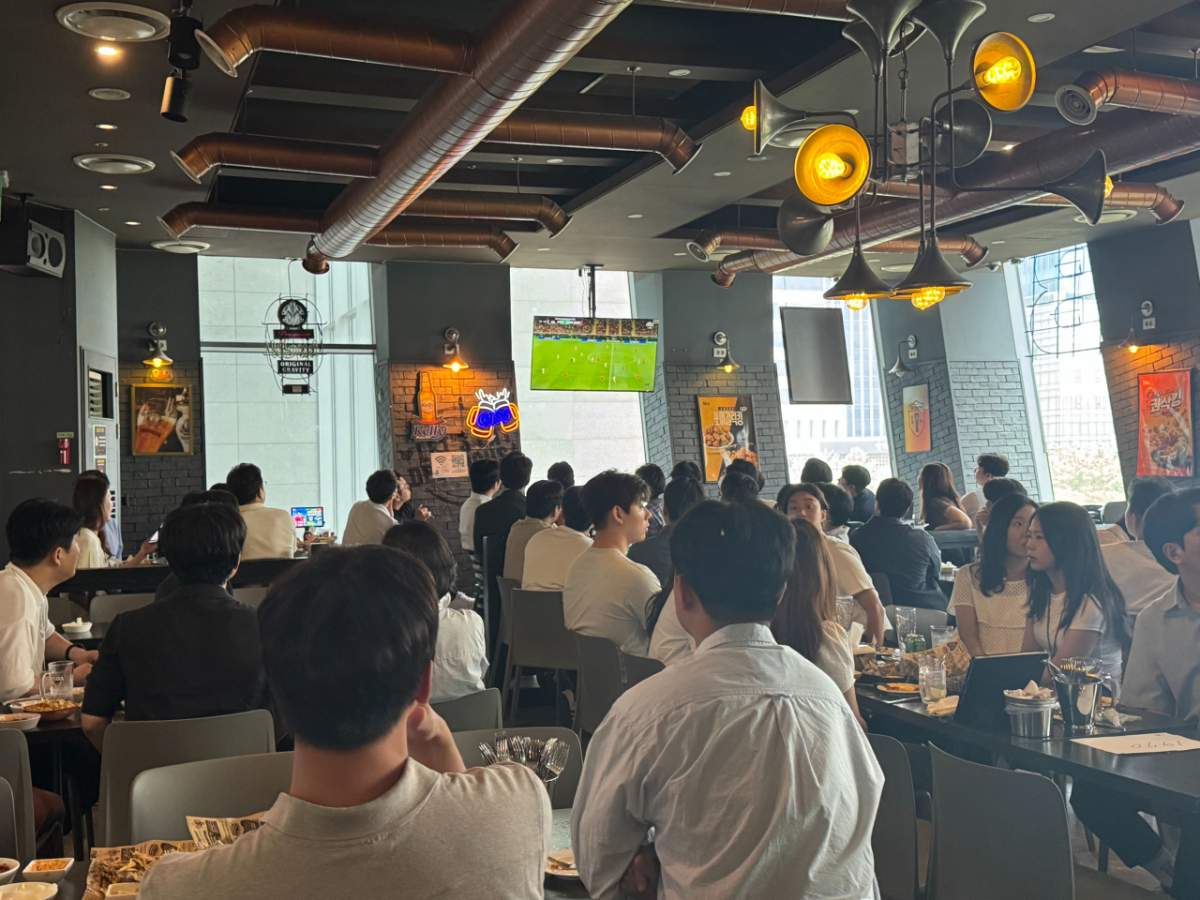 12일 낮 서울 영등포구 여의도의 한 치킨집 모습. 이 가게 직원은 월드컵 특수로 평소보다 훨씬 많은 손님이 찾았다고 밝혔다./사진=최문혁 기자.