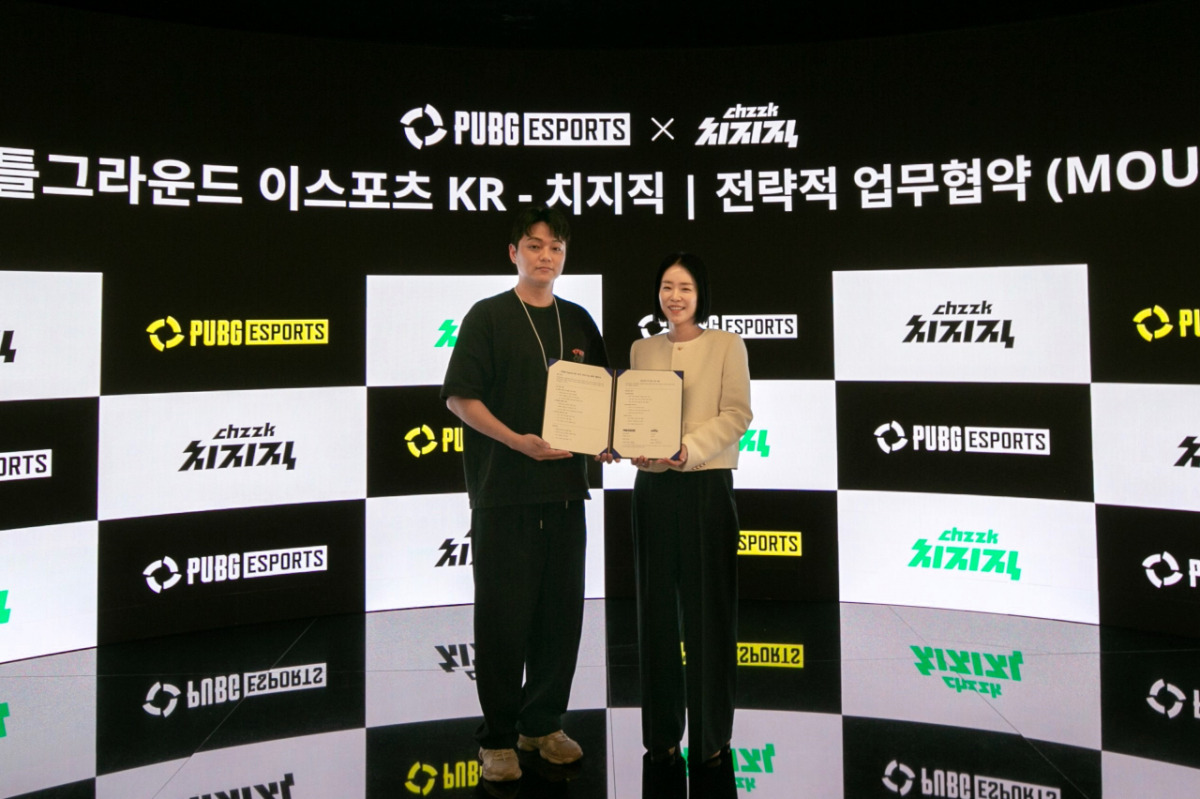 서울 강남구에서 열린 배틀그라운드 e스포츠·치지직 전략적 업무협약 체결식에서 박수용 크래프톤 e스포츠 실장(사진 왼쪽)과 신슬기 네이버 게임 콘텐츠 제휴 리더가 기념사진을 촬영하고 있다. 2026.06.12./사진제공=크래프톤