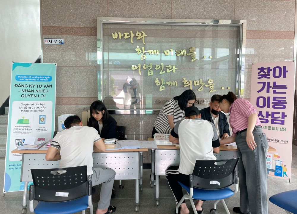 국립목포대 전남서부외국인노동자지원센터가 운영한 외국인 근로자 대상 '찾아가는이동상담부스./사진제공=목포대학교