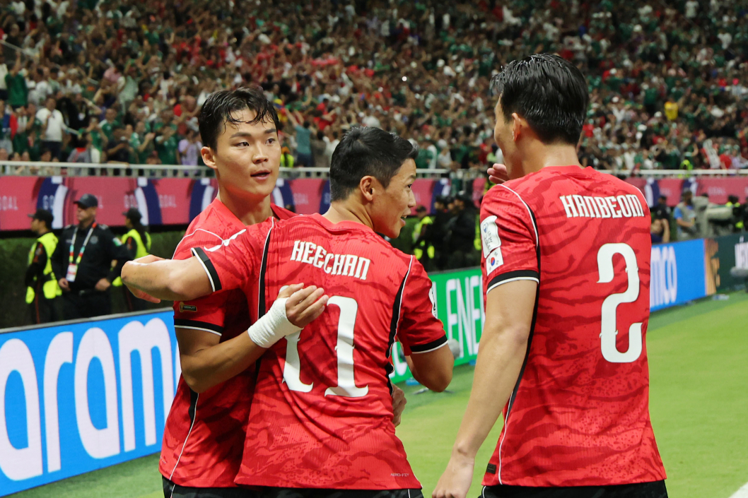 홍명보 감독이 이끄는 대한민국 축구 국가대표팀이 '2026 국제축구연맹(FIFA) 북중미 월드컵' 첫 경기를 승리로 장식했다. 결승골을 넣은 오현규(왼쪽)가 동료들과 포옹하며 기뻐하는 모습. /사진=뉴스1