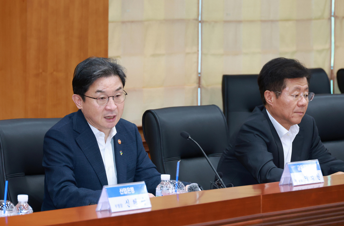 이억원 금융위원장이 12일 오후 서울 여의도 금융투자협회 대회의실에서 개최한 '국민참여성장펀드 운용사 간담회’에서 관계기관, 공모펀드 운용사, 자펀드 운용사 등과 국민 자금으로 조성된 펀드를 운용하는 운용사의 책임운용을 강화하고, 인센티브 부여 등을 통해 운용성과를 높일 수 있는 방안을 논의했다. /사진제공=금융위원회