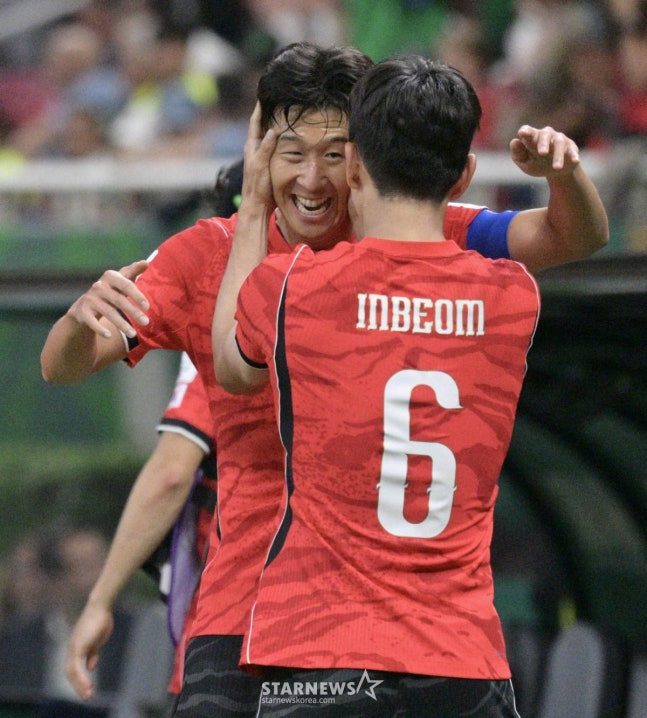 2026 북중미월드컵 A조 예선 대한민국-체코전이 12일(한국 시간) 멕시코 과달라하라 에스타디오 아크론에서 열렸다. 황인범이 동점골을 터트린 후 손흥민과 기뻐하고 있다. /사진=김진경 대기자.