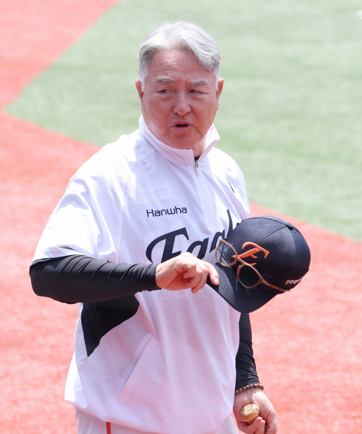 2026 신한 SOL Bank KBO리그 시범경기 KT 위즈 대 한화 이글스 경기가 17일 수원 KT위즈파크에서 열렸다. 한화 김경문 감독이 밝은 표정으로 선수들의 훈련을 바라보고 있다. /사진=김진경 kim.jinkyung@