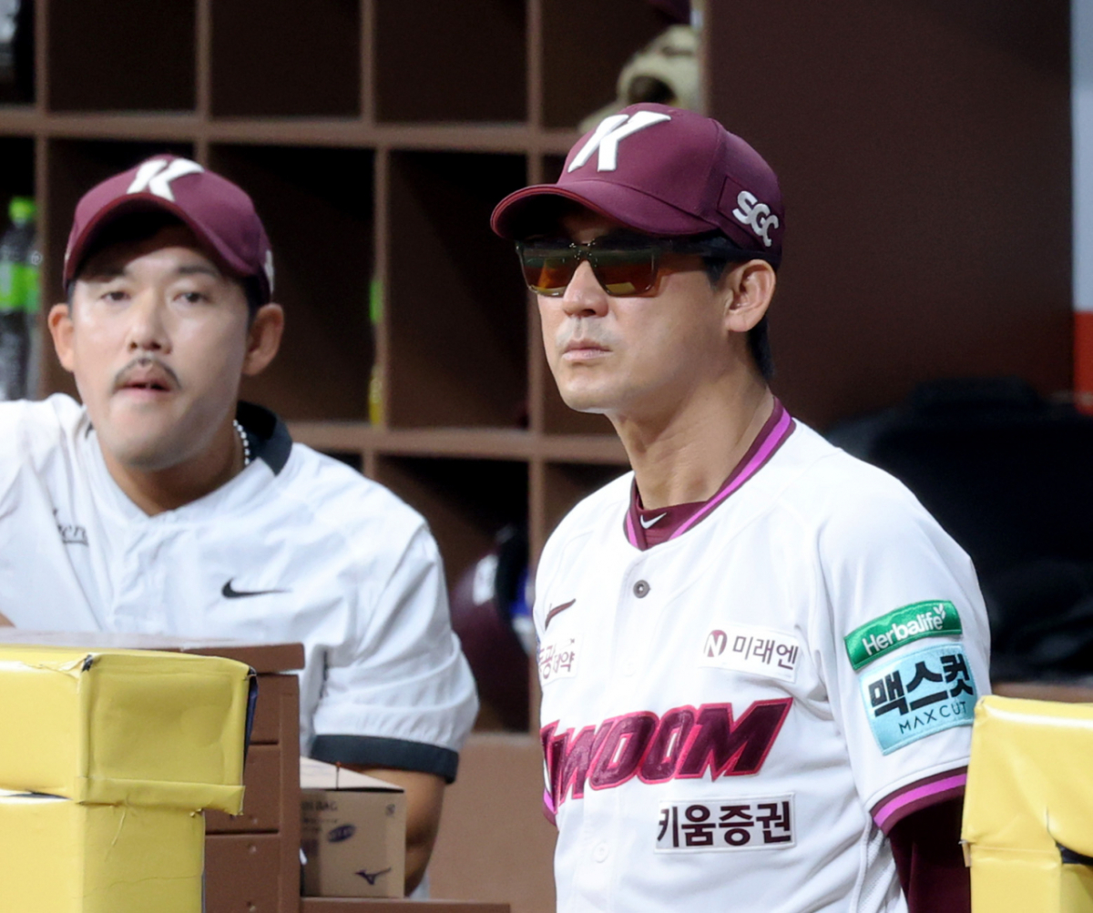 키움 설종진 감독이 31일 고척스카이돔에서 열리는 2026KBO리그 키움히어로즈와 KT위즈 경기에서 이용규 타격코치와 함께 공격을 지켜보고 있다. 2026.05.31. /사진=강영조 cameratalks@