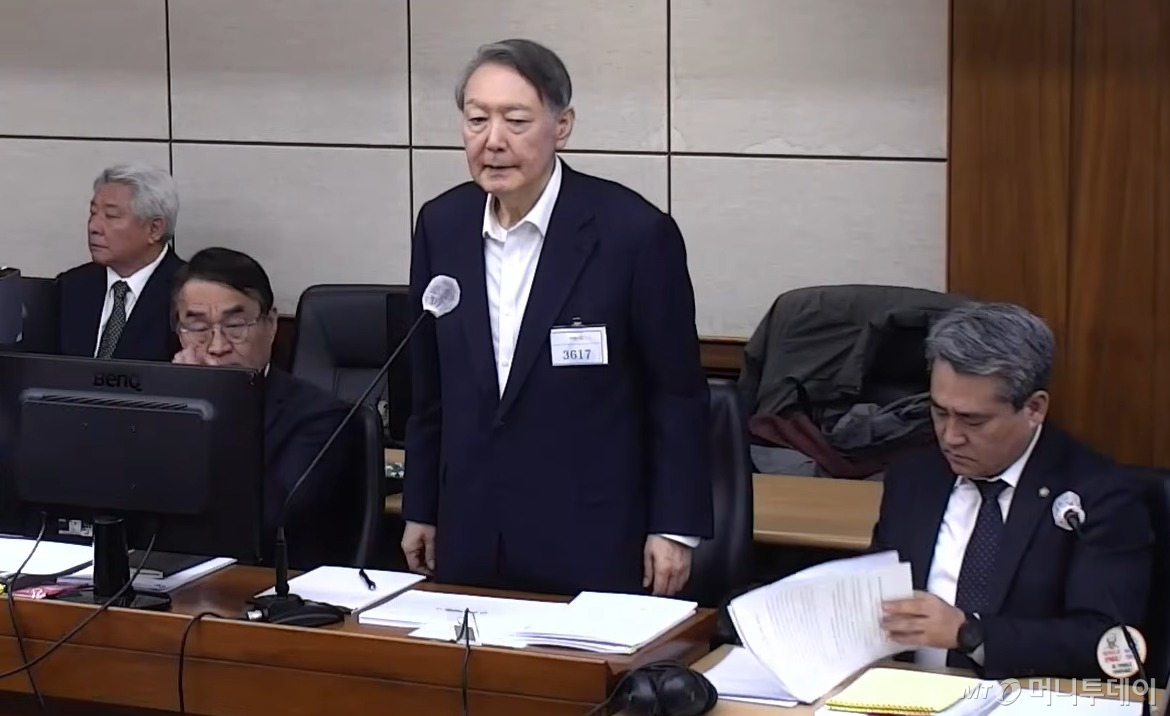 (서울=뉴스1) = 윤석열 전 대통령이 지난 4일 오후 서울 서초구 서울고등법원에서 열린 특수공무집행방해 등 혐의 2심 공판에 출석해 인적 사항을 말하고 있다. (중앙지방법원 제공. 재판매 및 DB 금지) 2026.3.5/뉴스1 Copyright © 뉴스1. All rights reserved. 무단 전재 및 재배포, AI학습 이용 금지. /사진=(서울=뉴스1)