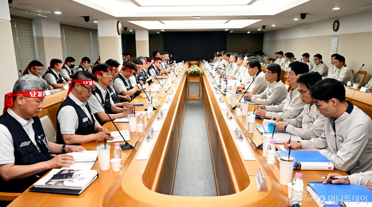 지난달 6일 현대차 울산공장 본관 동행룸에서 2026년 임금협상 상견례를 하고 있다./사진= 뉴스1