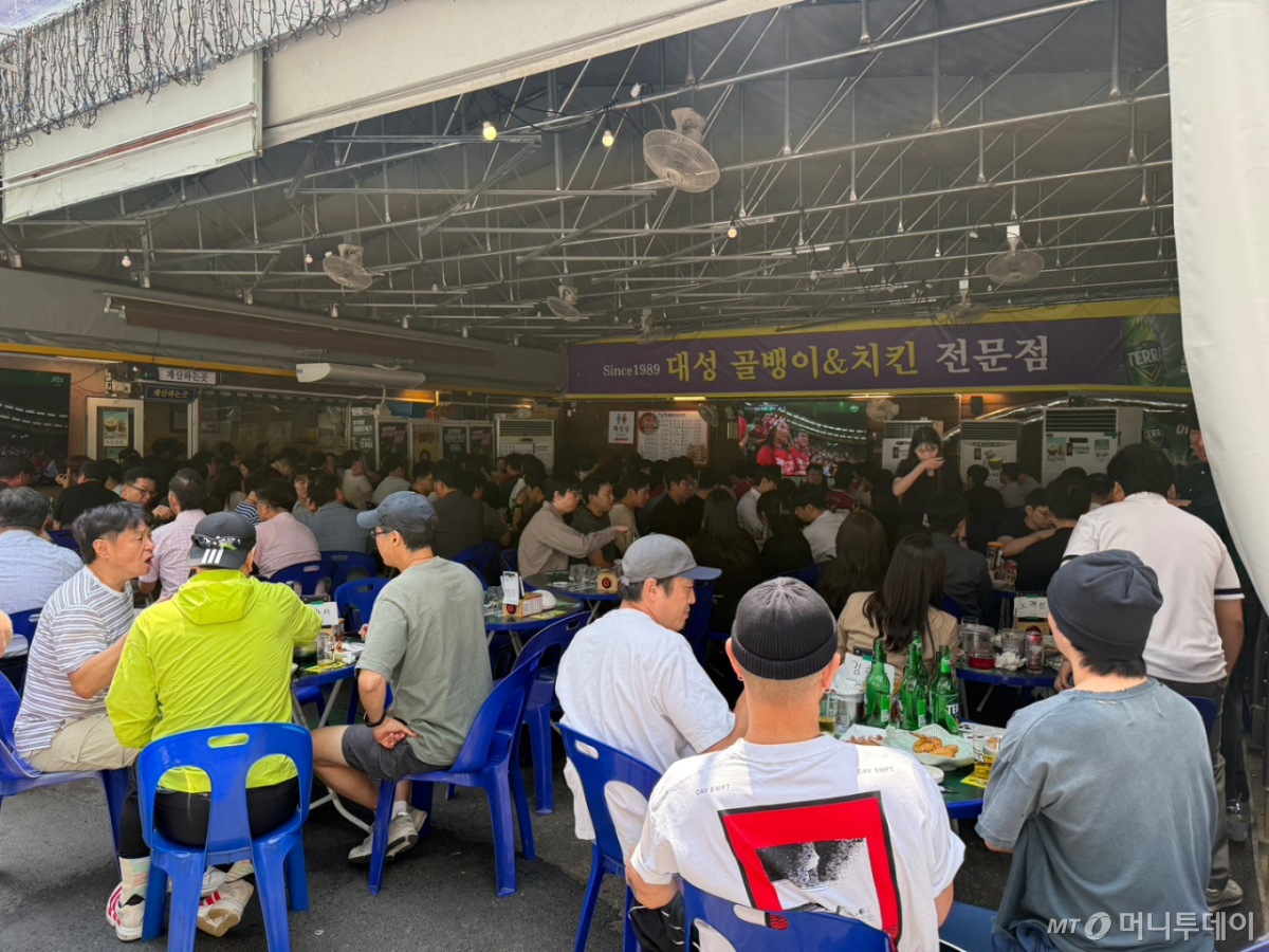 12일 월드컵 체코전이 열린 오후 12시쯤 광화문 청계천 주변 한 골뱅이집과 치킨 전문점 전경. 야장 분위기로 경기를 관람할 수 있는 골뱅이집은 오전 11시반 이미 만석이었고, 매장 내 모니터가 있는 다른 주점도 일찌감치 마감돼 다음 월드컵 경기일에 맞춘 예약 소식을 알렸다. 매장 내 관람 모니터가 없는 중구 다동의 치킨집 BHC는 야외테이블은 한산했으나, 치킨 주문 후 대기시간만 1시간이 넘었다. 인근의 KFC 매장도 배달 주문이 폭주하며 매장 내 이용 고객의 음식 수령 시간이 2시간에 달했다. 인근 직장인들의 주문 수요가 몰린 결과다. /사진=머니투데이 디지털뉴스부