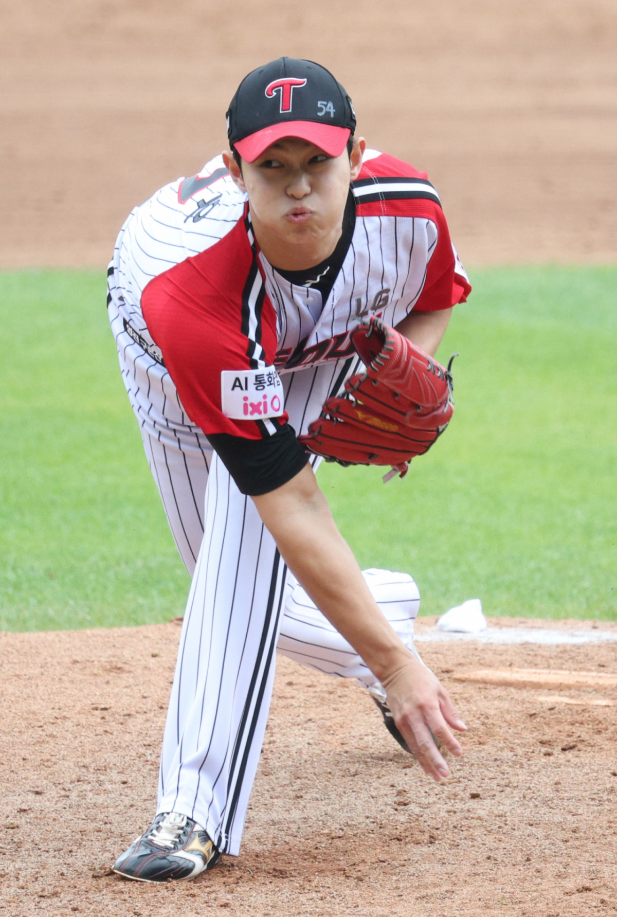 2026 신한 SOL KBO리그 LG 트윈스 대 NC 다이노스 경기가 3일 서울 잠실야구장에서 열렸다. LG 김영우가 역투하고 있다. /사진=김진경 대기자