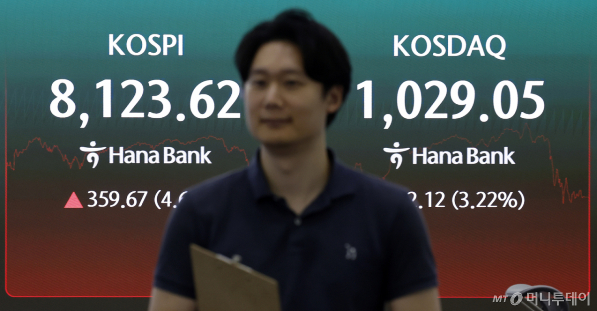 코스피가 전 거래일(7763.95)보다359.67포인트(4.63%) 오른 8123.62에 마감한 12일 오후 서울 중구 하나은행 딜링룸 전광판에 지수가 표시 되고 있다. 코스닥 지수는 전 거래일(996.93)보다 32.12포인트(3.22%) 상승한 1029.05에 거래를 마쳤다. 원·달러 환율은 전 거래일(1528.9원)보다 9.1원 내린 1519.8원에 주간 거래를 마감했다. /사진=뉴시스