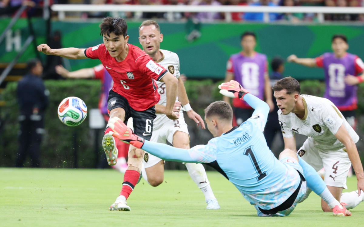 2026 북중미월드컵 A조 예선 대한민국-체코전이 12일(한국 시간) 멕시코 과달라하라 에스타디오 아크론에서 열렸다. 황인범이 체코 골키퍼를 제치는 동점골을 터뜨리고 있다 /사진=김진경 대기자