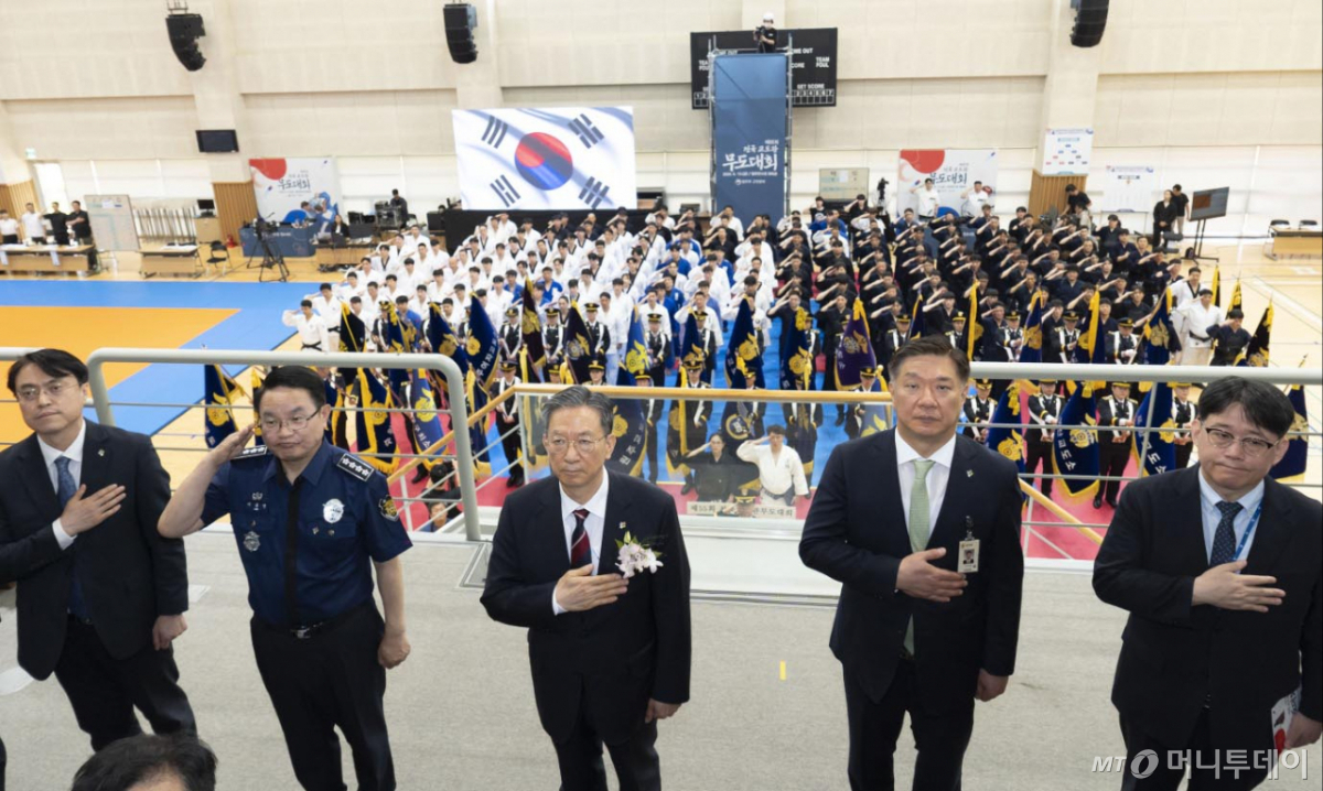 정성호 법무부 장관이 12일 충북 진천군 법무연수원에서 열린 제55회 전국 교도관 무도대회에 참석해 국민의례를 하고 있다. /사진=법무부 제공