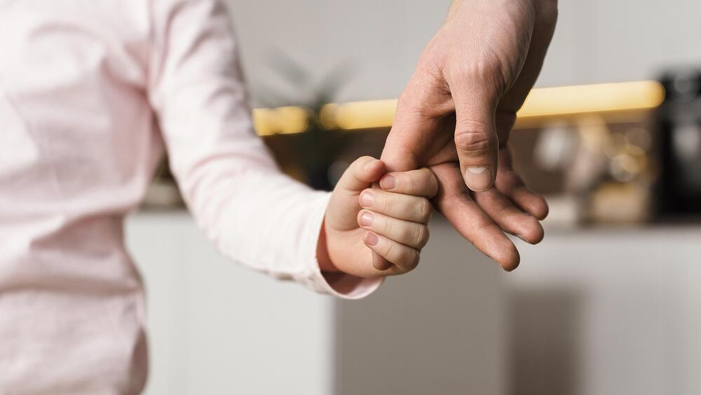발달장애 있는 아들을 입양한 노부부가 세 살배기를 또 입양하려 한다는 주장이 나와 논란이 된 가운데 해당 글 작성자가 "거짓으로 작성한 글이었다"며 사과했다. 기사 이해를 돕기 위한 참고 사진. /사진=클립아트코리아