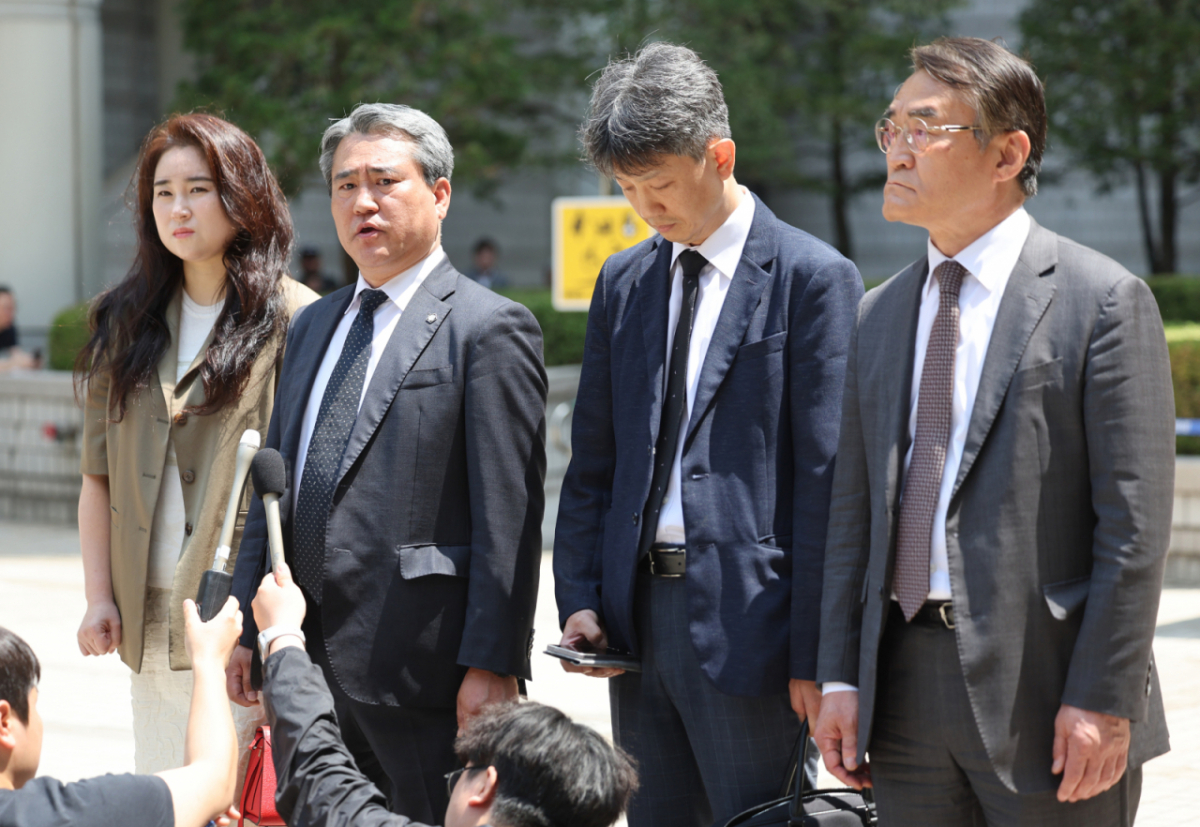12·3 비상계엄을 선포하기 위한 명분을 만들고자 북한 평양에 무인기를 투입했다는 혐의로 기소된 윤석열 전 대통령이 1심에서 징역 30년을 선고받은 12일 서울 서초구 서울중앙지방법원에서 윤 전 대통령의 국민변호인단 김계리(왼쪽부터), 송진호, 배의철, 배보윤 변호사가 일반이적 등 혐의 1심 선고공판 결과 관련 입장을 밝히고 있다. /사진=뉴시스