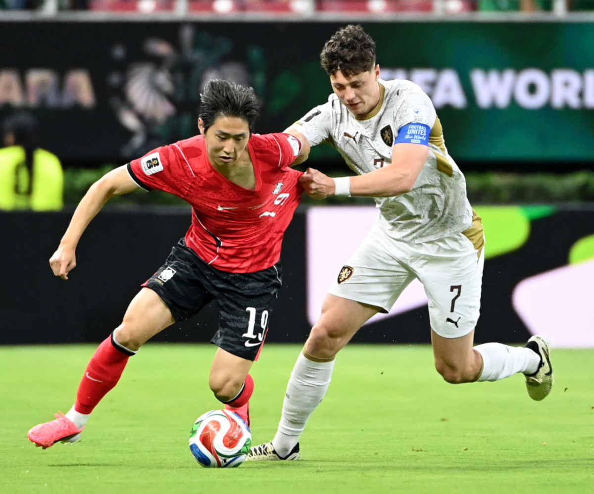2026 북중미월드컵 A조 예선 대한민국-체코전이 12일(한국 시간) 멕시코 과달라하라 에스타디오 아크론에서 열렸다. 이강인이 체코 라디슬라프를 제치고 돌파를 시도하고 있다. /사진=김진경 대기자