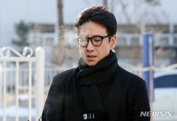 검찰이 마약 투약 혐의로 수사를 받다 숨진 배우 고(故) 이선균 씨의 수사 정보를 외부에 유출한 혐의로 재판에 넘겨진 수사관에게 실형을 구형했다./사진=뉴시스
