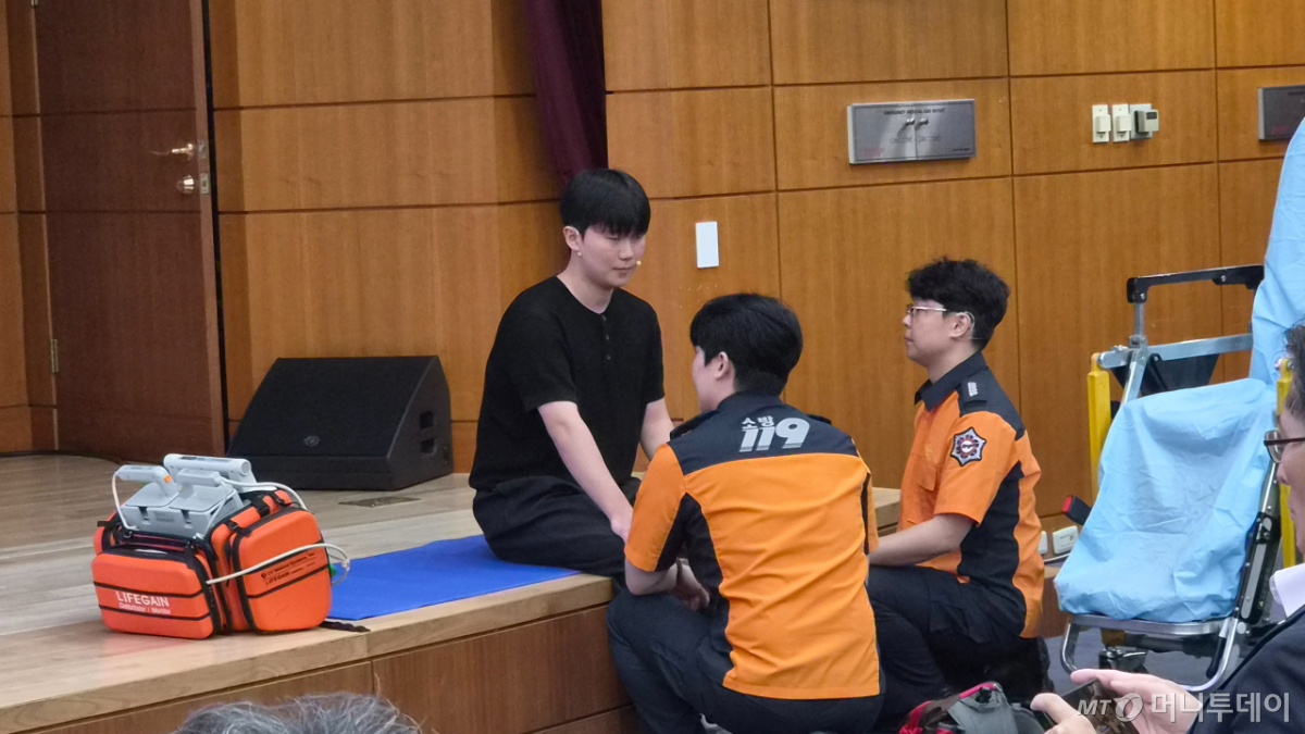구급대원들과 환자 대역이 경북대병원 강당에서 급성 심근경색 발생 상황을 재연하며 AI 기술 시연회를 선보이고 있다./사진= 박미주 기자