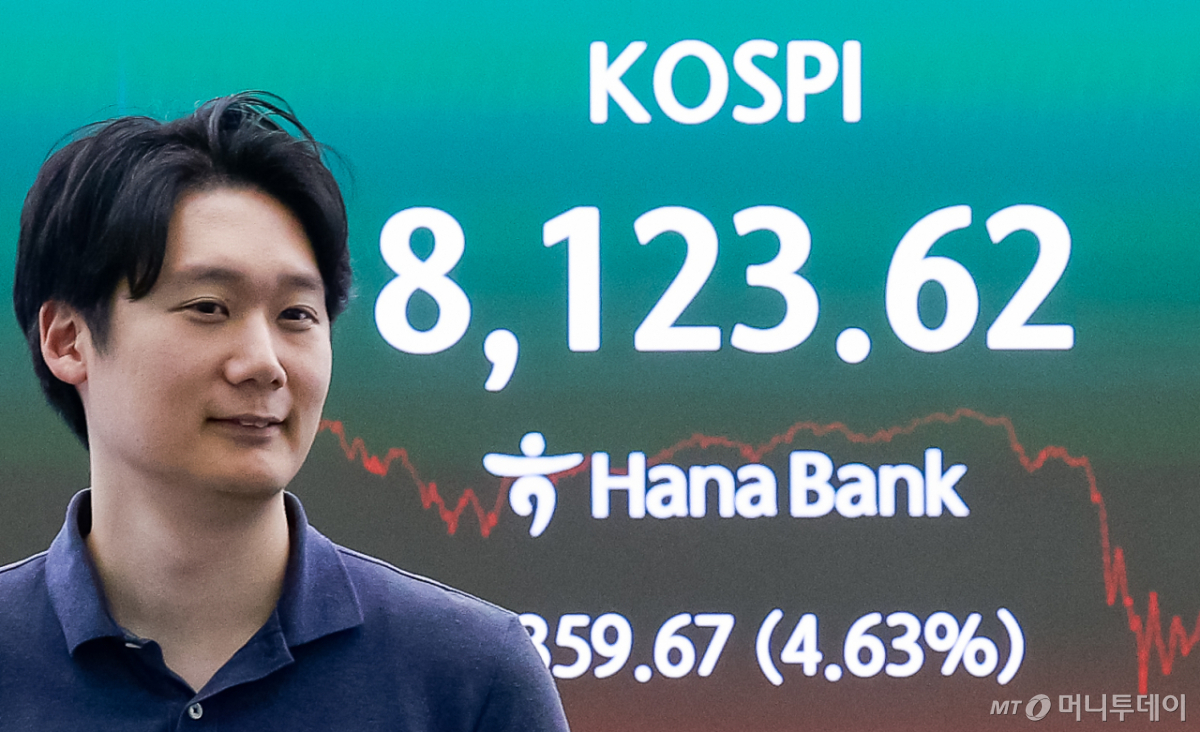 (서울=뉴스1) 안은나 기자 = 12일 오후 서울 중구 하나은행 본점 딜링룸에 종가가 나오고 있다. 이날 코스피는 전일 종가와 비교해 359.67포인트(4.63%) 상승한 8123.62, 코스닥은 32.12p(3.22%) 오른 1029.05로 마감했다. 달러·원 환율은 전일 오후 3시 30분 주간종가 대비 9.1원 내린 1519.8원을 기록했다. 2026.6.12/뉴스1 Copyright © 뉴스1. All rights reserved. 무단 전재 및 재배포, AI학습 이용 금지. /사진=(서울=뉴스1) 안은나 기자