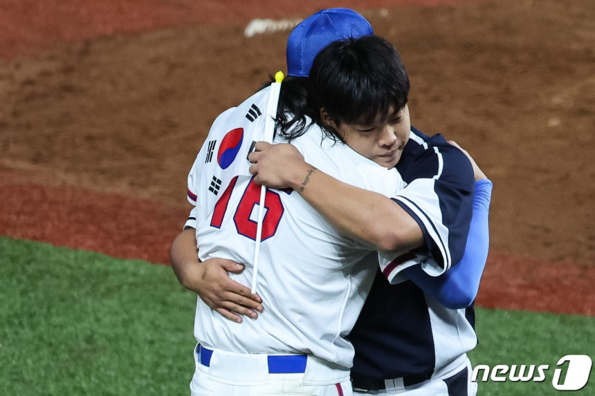 류즈롱(왼쪽)과 강백호가 아시안게임 결승전 직후 포옹하고 있다. /사진=뉴스1