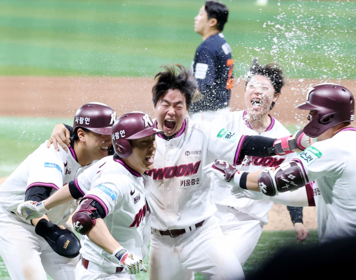 키움 리드오프 서건창이 12일 고척스카이돔에서 열리는 2026KBO리그 키움히어로즈와 한화이글스 경기 9회말 2사 1,2루에서 우중간을 가르는 2타점 끝내기 안타를 터트린 후 동료들과 기쁨을 만끽하고 있다. 2026.06.12. /사진=강영조 cameratalks@