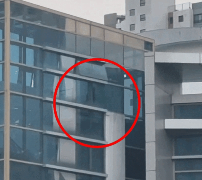 대구 중구선거관리위원회 청사 내부에서 골프 스윙 연습을 한 직원이 징계 절차를 밟게 됐다. /사진=SNS 화면 갈무리