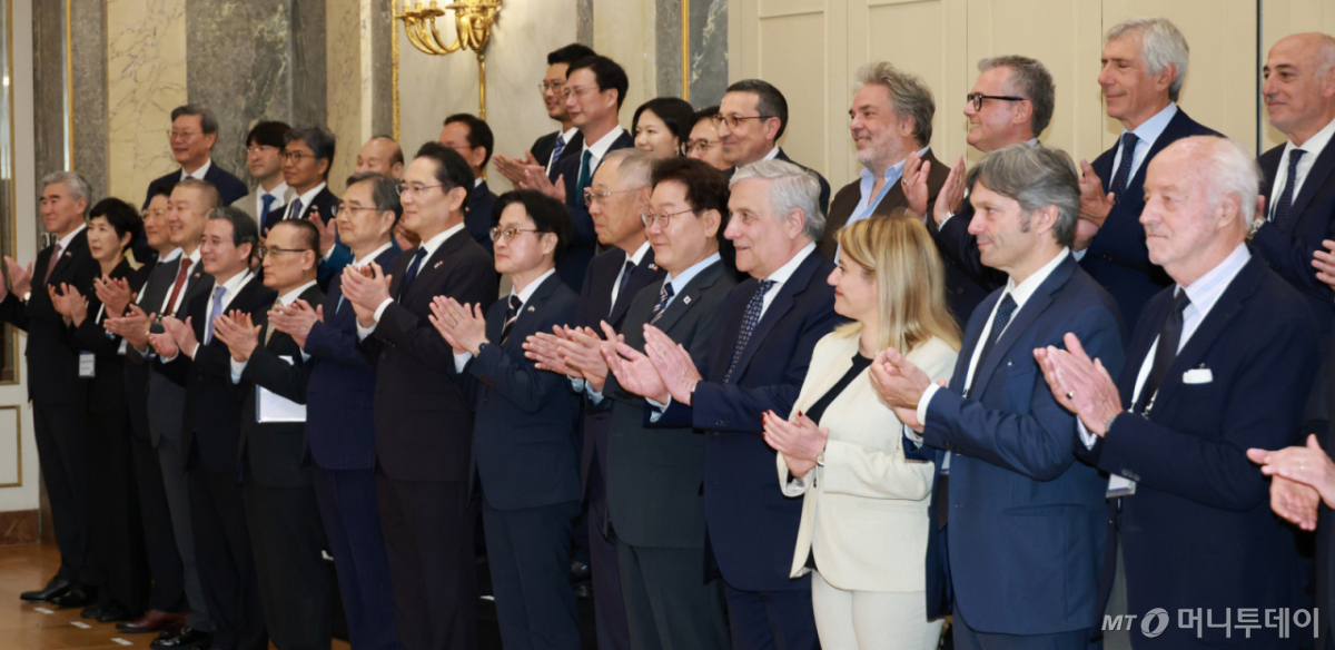 [로마=뉴시스] 최동준 기자 = G7 정상회의 참석 계기 이탈리아를 국빈 방문 중인 이재명 대통령이 12일(현지 시간) 로마 한 호텔에서 열린 한-이탈리아 비즈니스 라운드 테이블에서 참석자들과 기념촬영을 하고 있다. 2026.06.13. photocdj@newsis.com /사진=