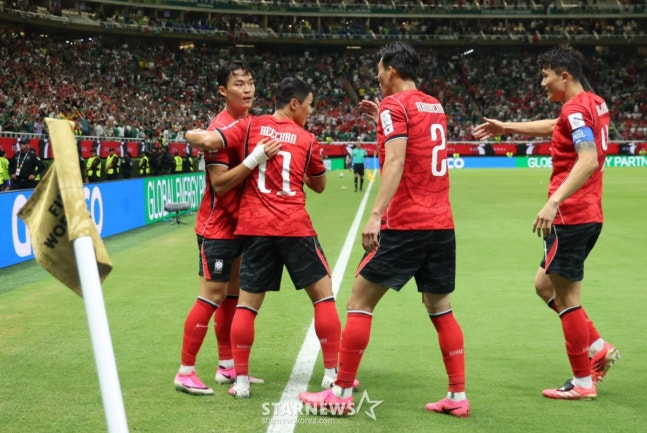 2026 북중미월드컵 A조 예선 대한민국-체코전이 12일(한국 시간) 멕시코 과달라하라 에스타디오 아크론에서 열렸다.  오현규가 역전골을 터트린 후 동료들과 기뻐하고 있다. /사진=김진경 대기자.