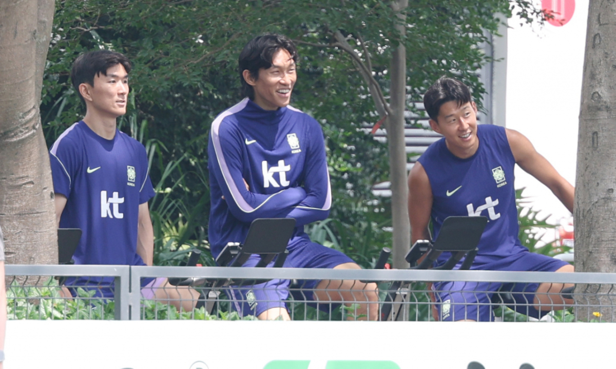 2026 북중미월드컵에 출전한 대한민국 축구 국가대표팀이 12일 멕시코 과달라하라 치바스 베르데 바예에서 회복 훈련을 진행했다. 황인범(왼쪽부터), 김승규, 손흥민이 사이클로 회복 훈련을 하고 있다. /사진=김진경 대기자