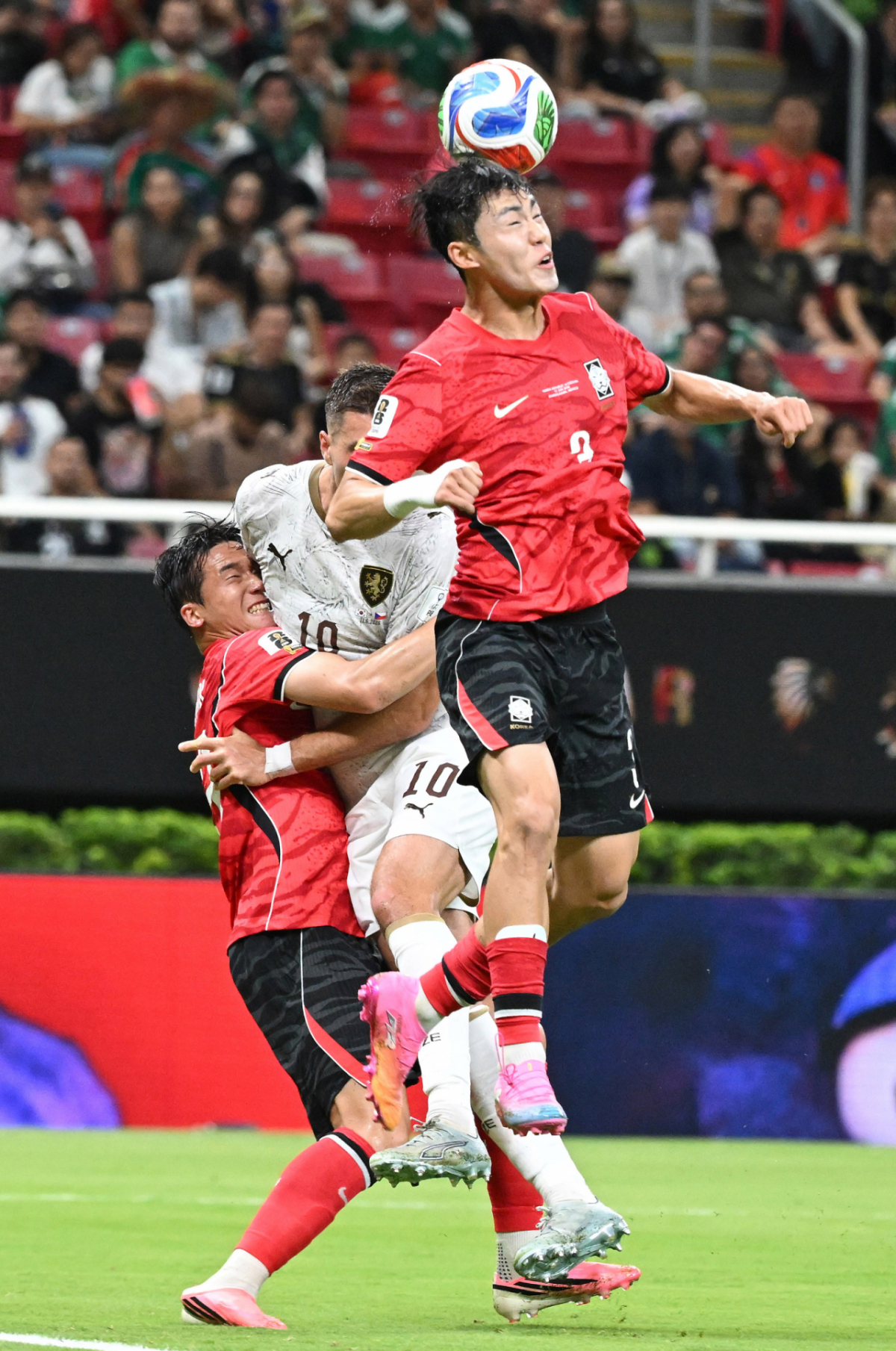 2026 북중미월드컵 A조 예선 대한민국-체코전이 12일(한국 시간) 멕시코 과달라하라 에스타디오 아크론에서 열렸다. 이기혁을 점프력을 과사하며 공중볼을 처리하고 있다. /사진=김진경 kim.jinkyung@