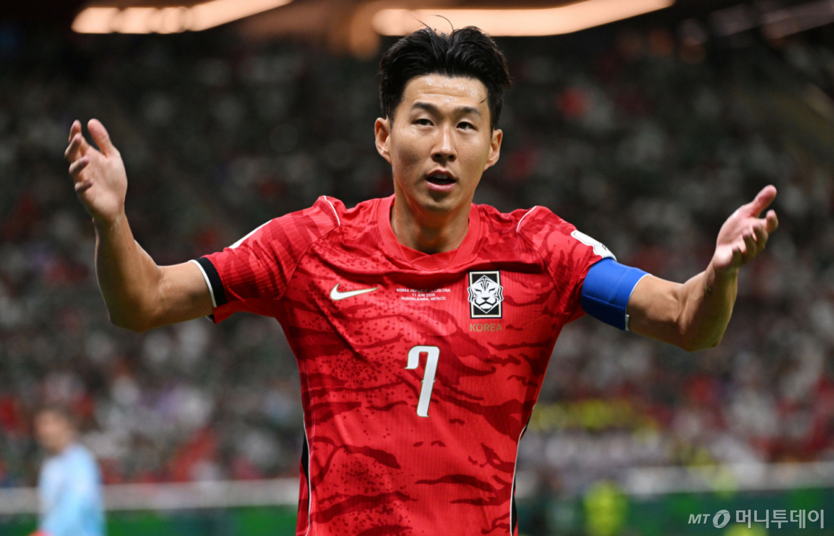 2026 북중미월드컵 A조 예선 대한민국-체코전이 지난 12일(한국 시간) 멕시코 과달라하라 에스타디오 아크론에서 열렸다. 손흥민이 관중석에 환호을 유도하고 있다. /사진=머니투데이 사진DB