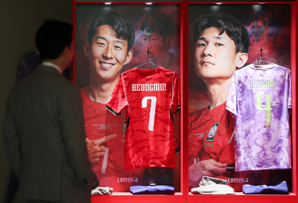 2026 북중미월드컵 체코와의 경기를 앞둔 지난 11일 서울 영등포구 더현대 서울 팝업 공간에 마련된 대한축구협회(KFA)의 '대한민국 축구국가대표팀 : 팬들의 베이스캠프' 팝업스토어를 찾은 시민들이 선수들의 유니폼을 둘러보고 있다. /사진=뉴스1