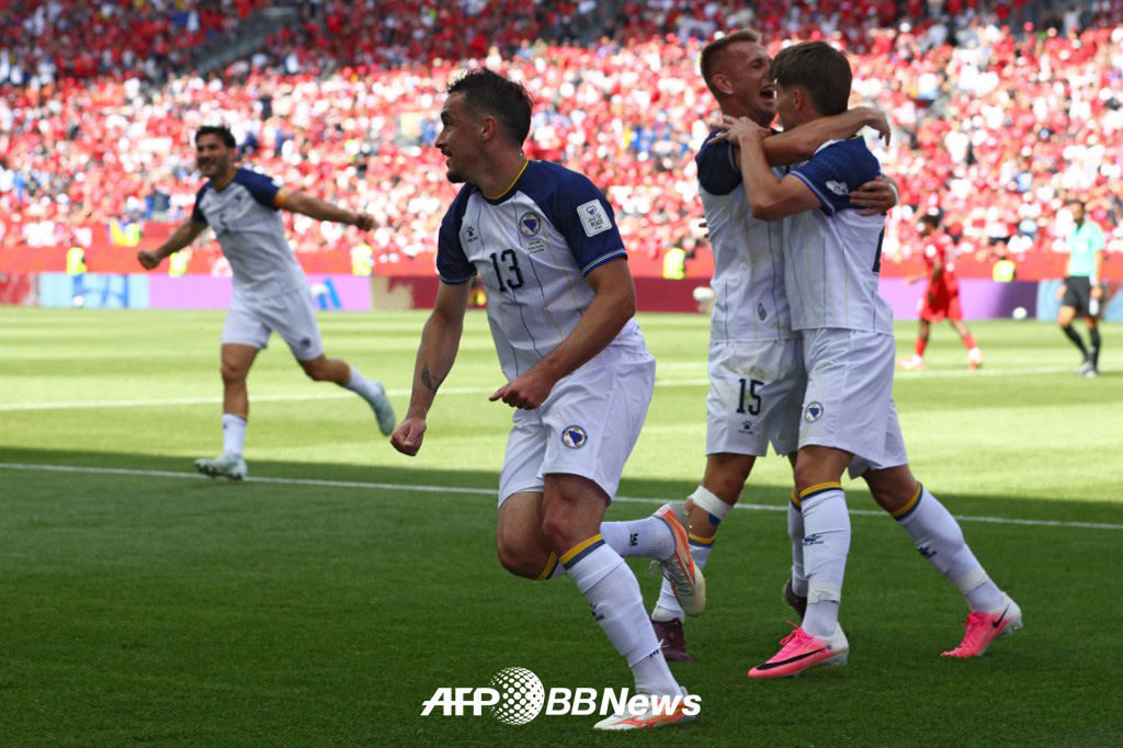 2026 FIFA 북중미 월드컵 조별리그 B조 1차전 캐나다와 보스니아 헤르체고비나의 경기, 보스니아 선수들이 선제골 이후 기뻐하고 있다. /AFPBBNews=뉴스1