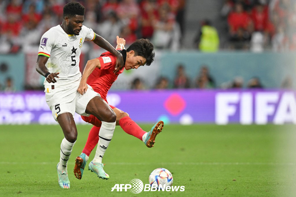 지난 2022 FIFA 카타르 월드컵 당시 한국전에 나섰던 토마스 파티(왼쪽). /AFPBBNews=뉴스1